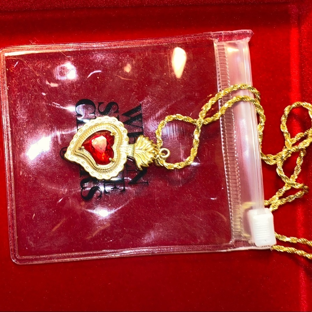 Great necklace worn it 3-4 times I love it.